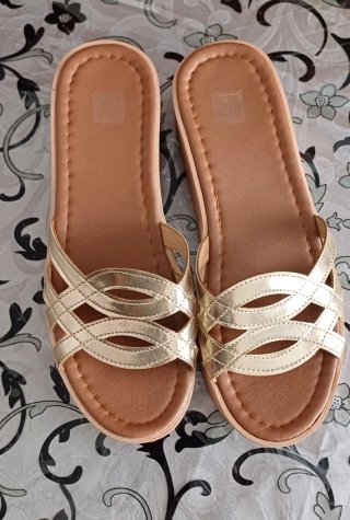 Sandalias doradas elegantes y cómodas el número 39