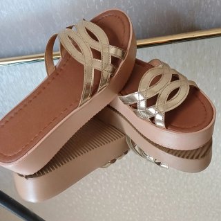 Sandalias doradas elegantes y cómodas el número 39