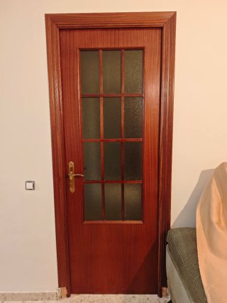 Puerta de madera con cristal