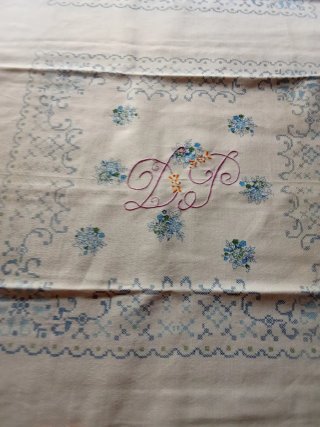 Mantel de mesa beige y azul con servilletas