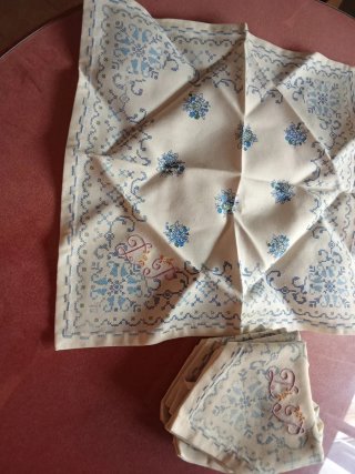 Mantel de mesa beige y azul con servilletas