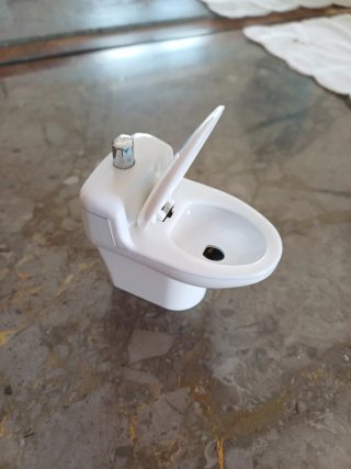 Accendino spiritoso a forma di water