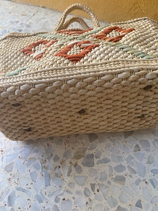 Bolso de rafia vintage con detalles naranjas