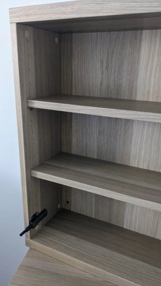 Armario de pared IKEA BESTA blanco y madera.