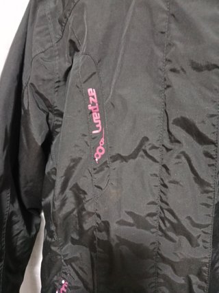 Chaqueta anorak cortavientos negra y rosa