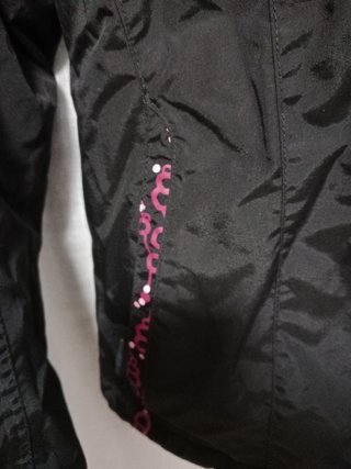 Chaqueta anorak cortavientos negra y rosa