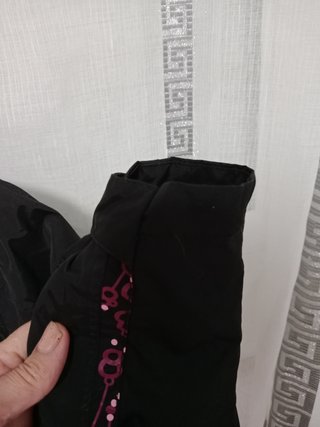 Chaqueta anorak cortavientos negra y rosa