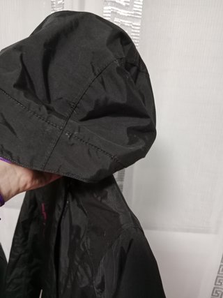 Chaqueta anorak cortavientos negra y rosa