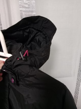 Chaqueta anorak cortavientos negra y rosa
