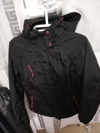 Chaqueta anorak cortavientos negra y rosa