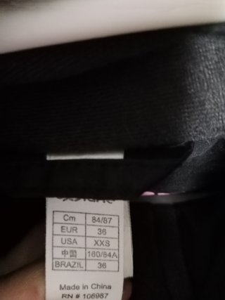 Chaqueta anorak cortavientos negra y rosa