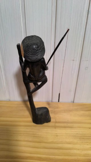 Escultura de pescador de madera