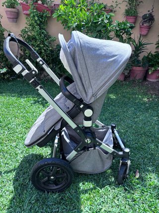 Carro de bebé gris