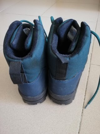 Botas de montaña azules y verde azulado