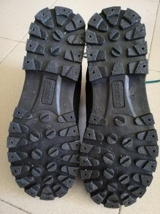 Botas de montaña azules y verde azulado