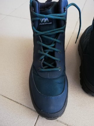 Botas de montaña azules y verde azulado