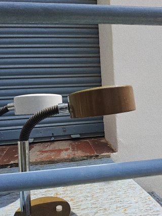 Dos lamparas de escritorio.