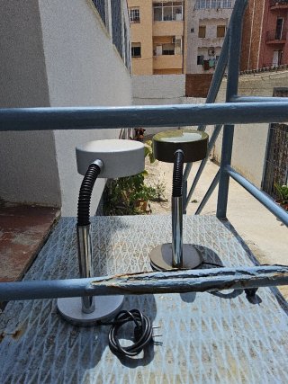 Dos lamparas de escritorio.