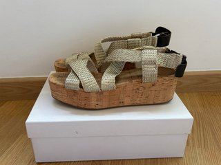Sandalias doradas y negras