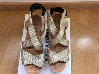 Sandalias doradas y negras