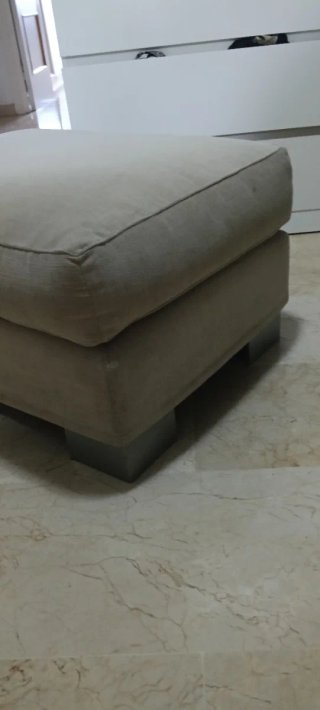 Puff de tela beige ,en muy buen estado .