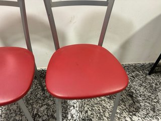 Sillas de cocina rojas y grises