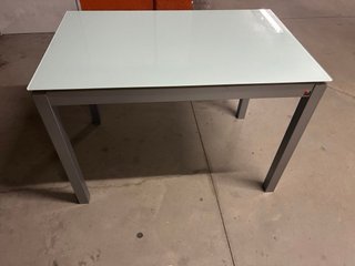 Sillas de cocina rojas y grises