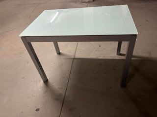 Sillas de cocina rojas y grises