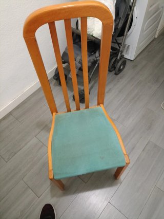 Silla de madera con asiento tapizado