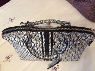 Bolso Guess Negro y Blanco