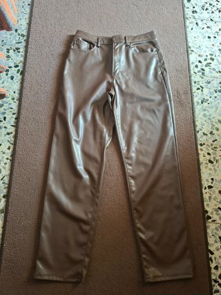 Pantalones marrones efecto piel invierno