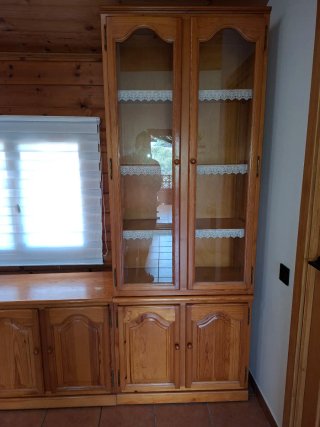 Mueble de madera rústico con vitrina