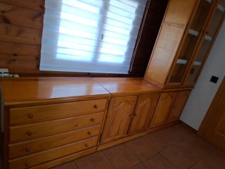 Mueble de madera rústico con vitrina