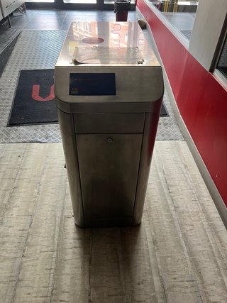 Torno de gimnasio para entrada y salida
