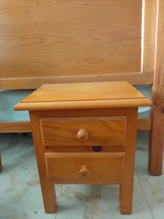 Mesita de noche de madera con 2 cajones