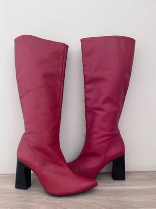 Botas altas con tacón rojo