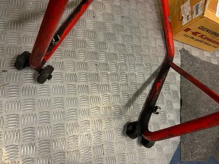 Caballete moto rojo