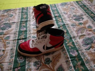 Zapatillas Nike Botín Negras y Rojas