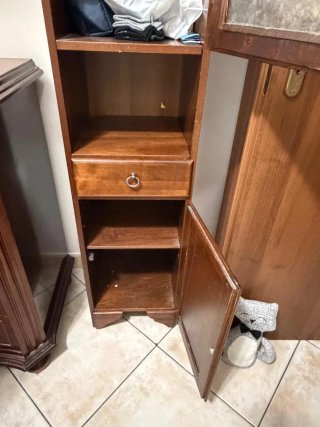 Armadietto bagno in legno con vetro