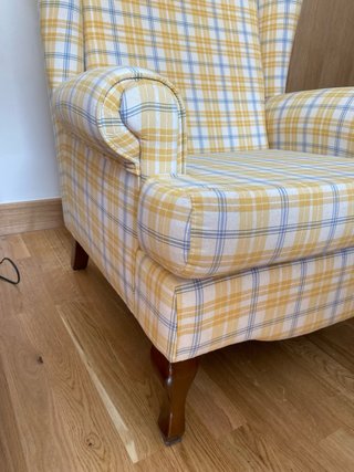 Sillón orejero tela cuadros amarillo y azul