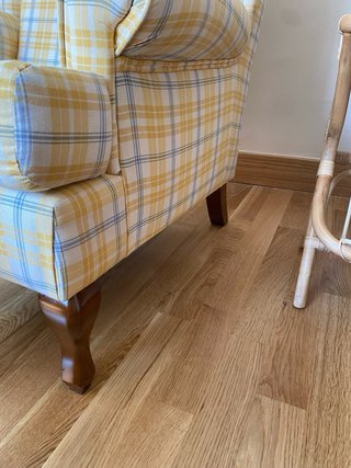 Sillón orejero tela cuadros amarillo y azul