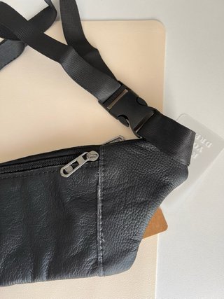 Riñonera de cuero negra
