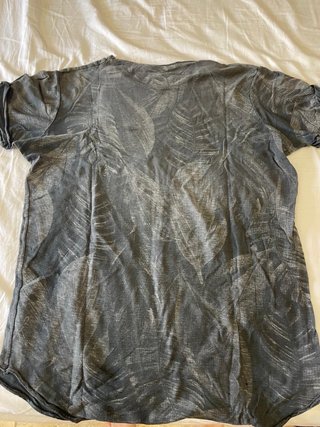 Camiseta Pull & Bear Estampada Hojas Gris