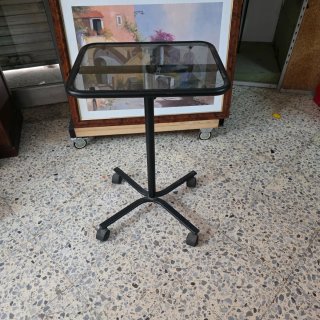 Mesa elevable cristal y metal con ruedas