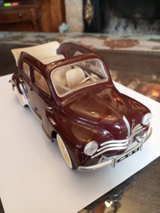 1:17 RENAULT 4CV