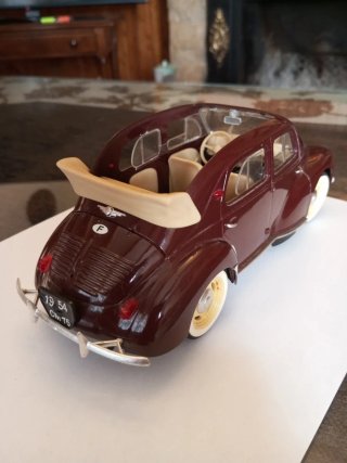 1:17 RENAULT 4CV