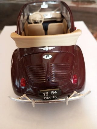 1:17 RENAULT 4CV