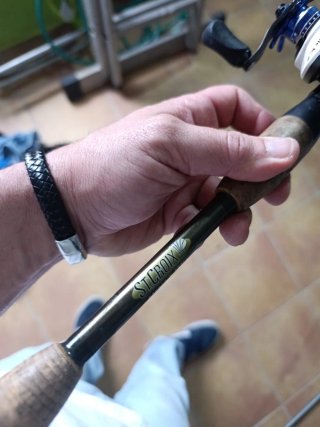 Caña y carrete de pesca