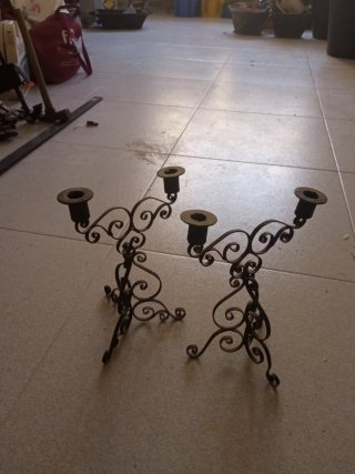 Candelabros de metal forjado