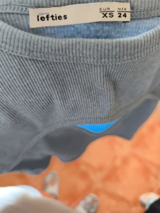 Top azul con abertura pecho